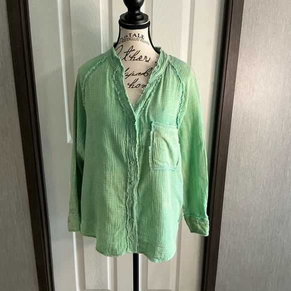 New In Distressed Green Button-Up Shirt Size Small - Picture 1 of 9